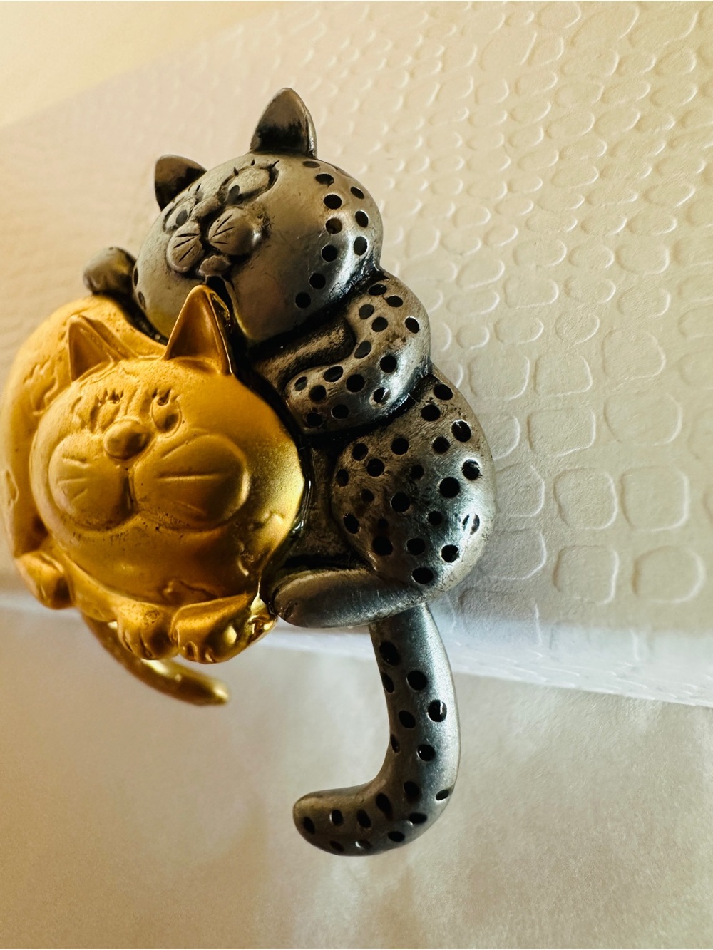 VTG Danecraft Cats Dangling Tails Brooch Pin Signed Pewter Gold Tone Love - Picture 3 of 8